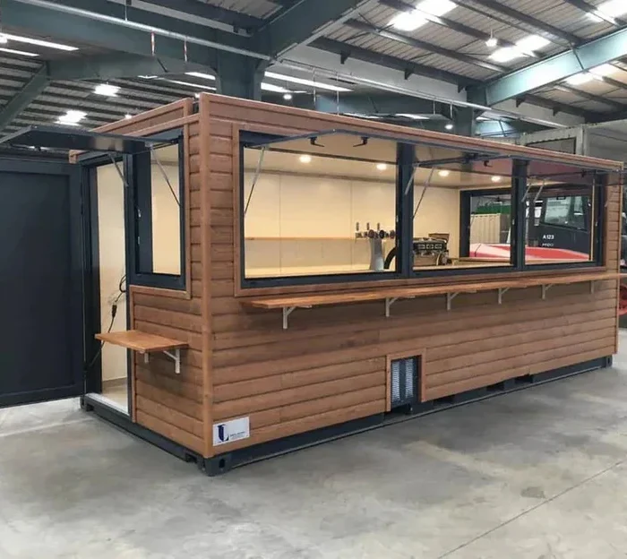Um contentor marítimo de 6 metros (20 pés) que alberga um café, com um design minimalista.