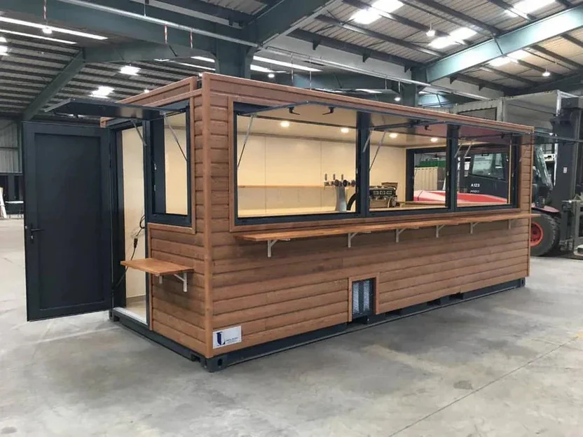 Um contentor marítimo de 6 metros (20 pés) que alberga um café, com um design minimalista.