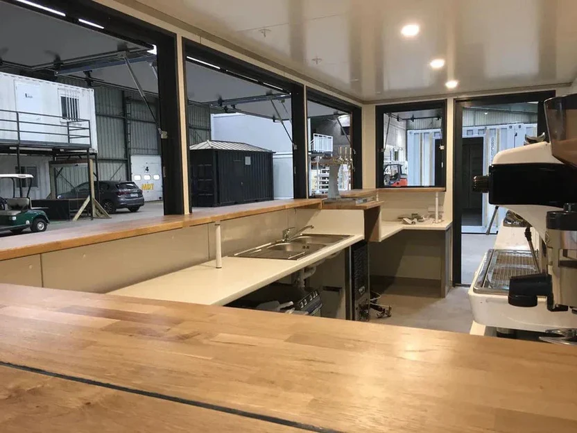 Um contentor marítimo de 6 metros (20 pés) que alberga um café, com um design minimalista. - Image 4