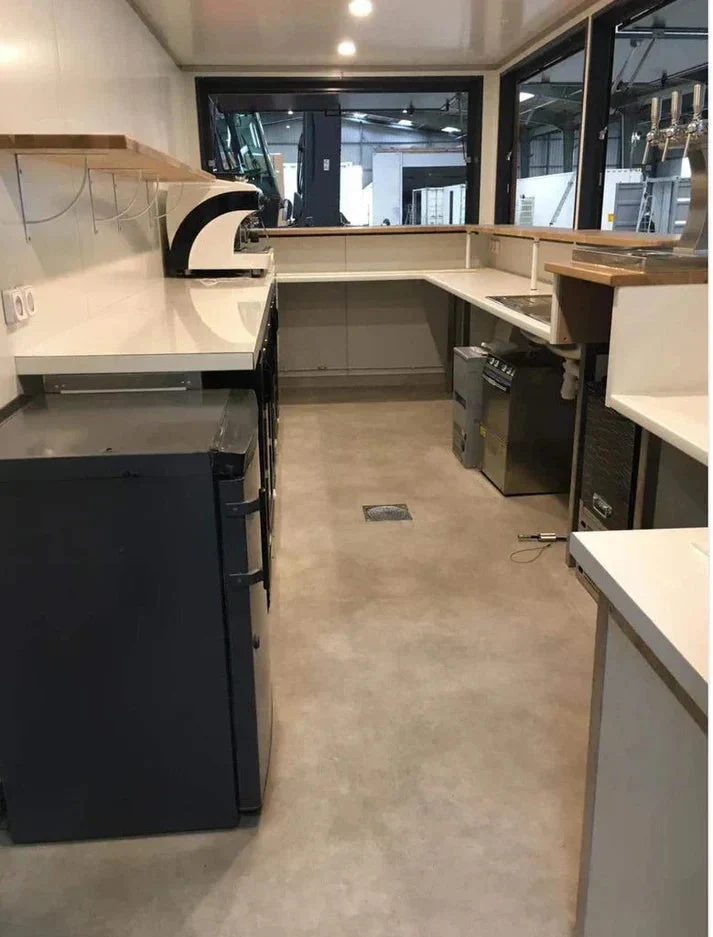 Um contentor marítimo de 6 metros (20 pés) que alberga um café, com um design minimalista. - Image 2