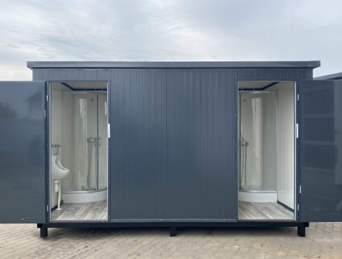 Contentor sanitário de 4x2m com sanita dupla e chuveiros.