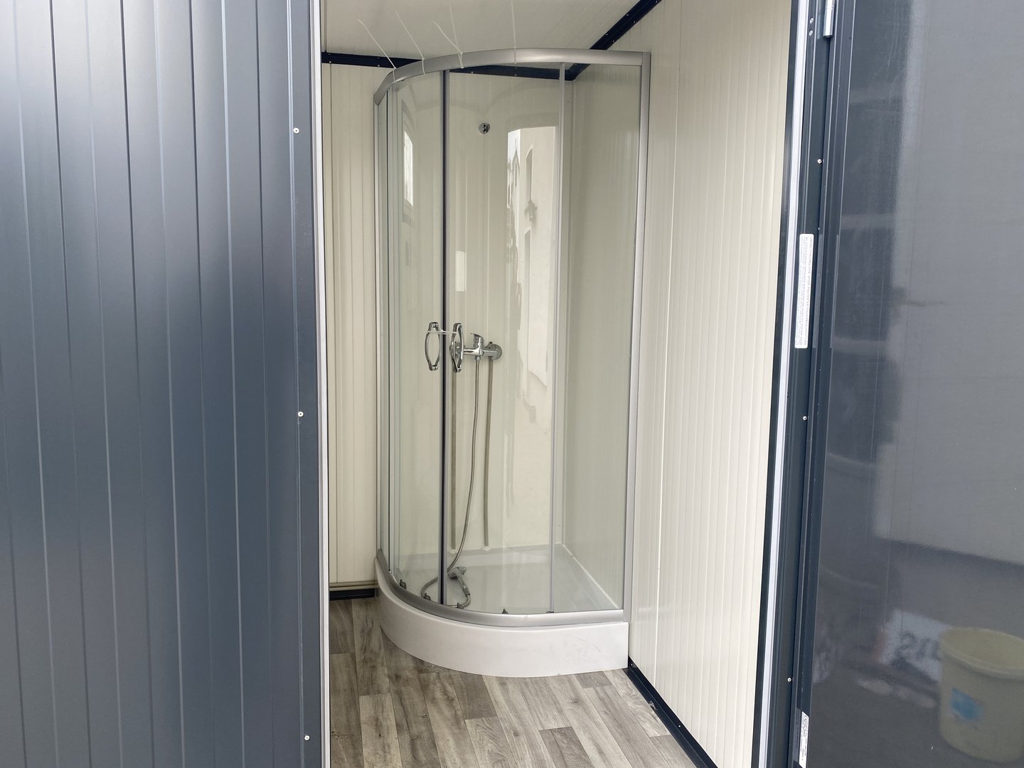 Contentor sanitário de 4x2m com sanita dupla e chuveiros. - Image 11