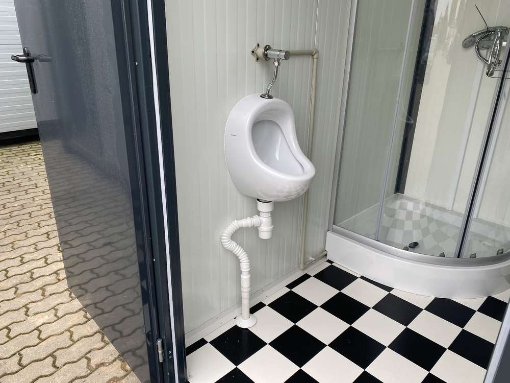 Contentor sanitário de 4x2m com sanita dupla e chuveiros. - Image 10
