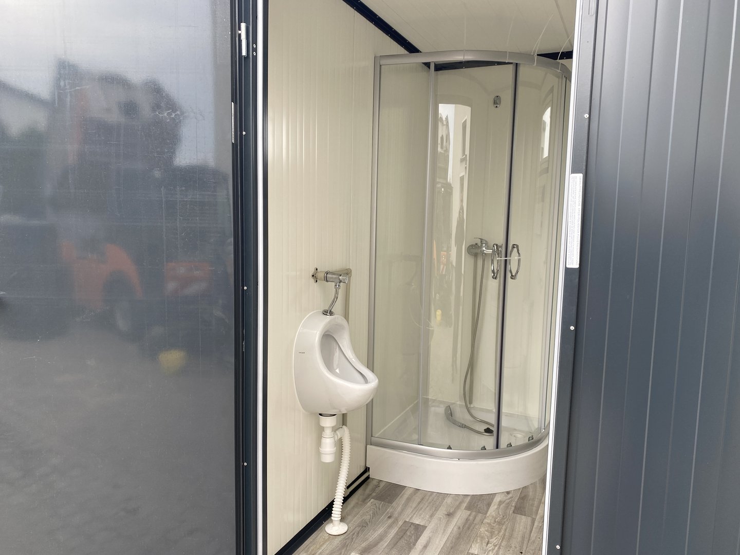 Contentor sanitário de 4x2m com sanita dupla e chuveiros. - Image 2